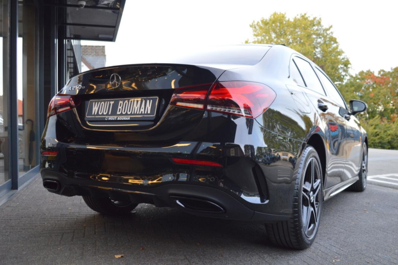 Mercedes-Benz A-KLASSE 250 e AMG Led Panorama Memory Distronic Head-Up Camera Night Pdc