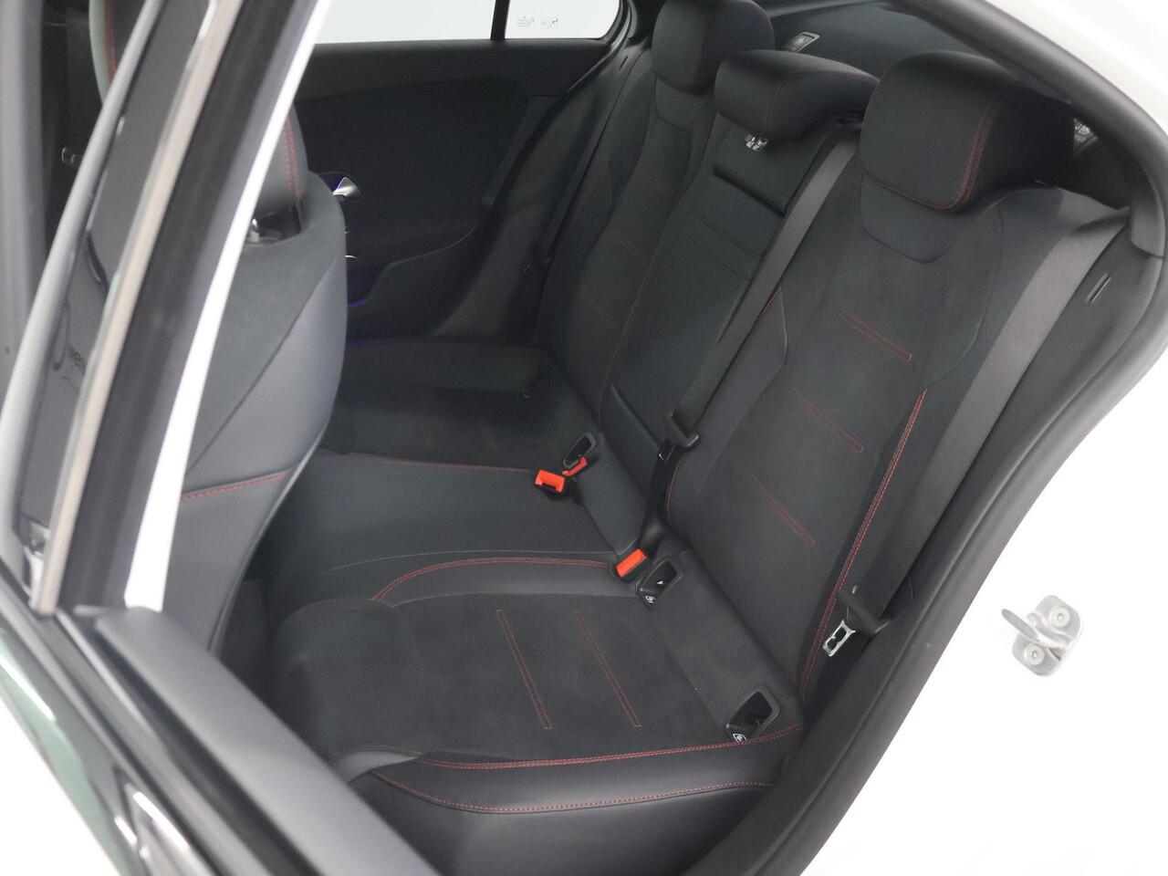 Mercedes-Benz A-KLASSE 250 e Business Solution AMG | Night Pakket | 360* Camera | Panoramadak | Dode hoek |