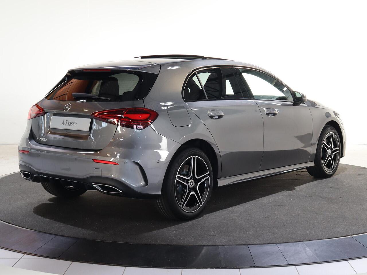 Mercedes-Benz A-KLASSE 250e Business Solution AMG | Panoramaschuifdak | Stoelverwarming | Achteruitrijcamera | MULTIBEAM LED |