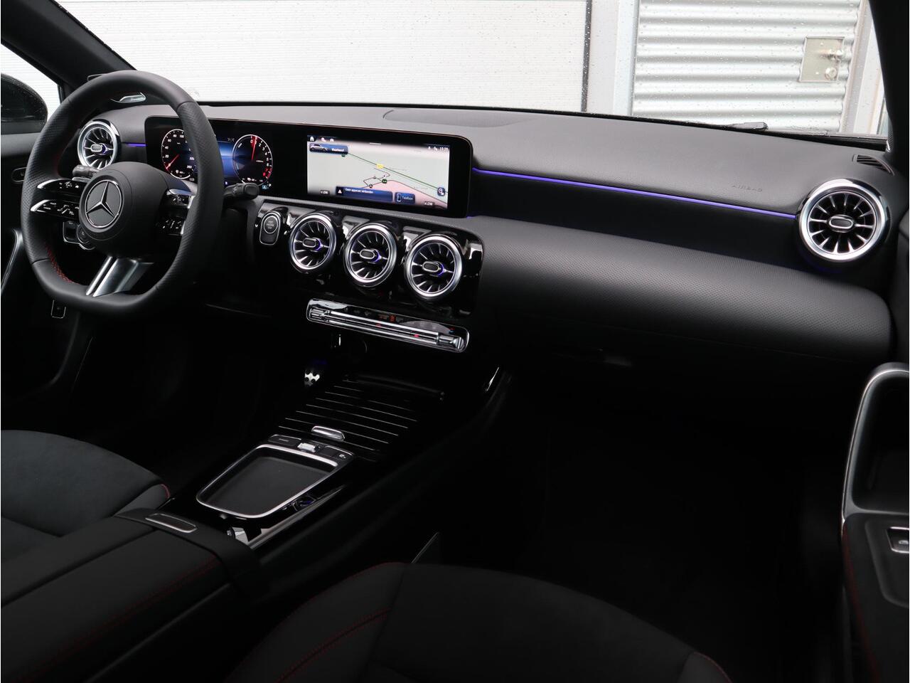Mercedes-Benz A-KLASSE 250 e Star Edition AMG Line | Panoramadak | Multispaak | LED | Burmester | Camera | LED | Automaat