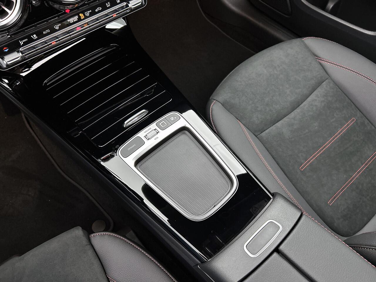 Mercedes-Benz A-KLASSE 250 e Business Solution AMG | Trekhaak | Nightpakket | Multibeam LED | Stoelverwarming voor | Panoramaschuifdak | Smartphone-integratie |