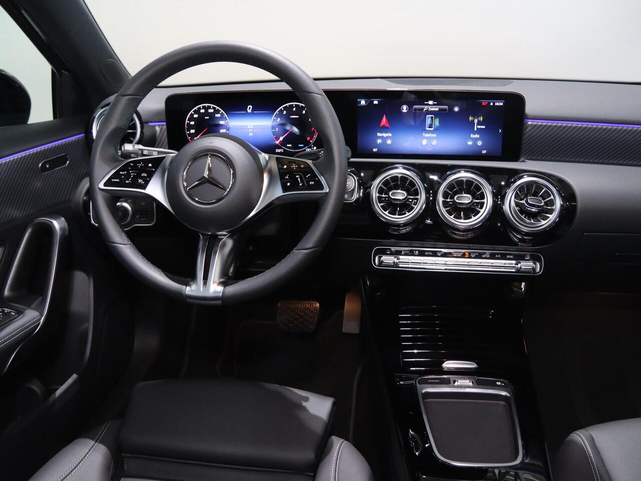 Mercedes-Benz A-KLASSE 180 Star Edition Luxury Line | Panoramaschuifdak | Nightpakket | Digitaal display | Achteruitrijcamera | Led-koplampen | Stoelverwarming |