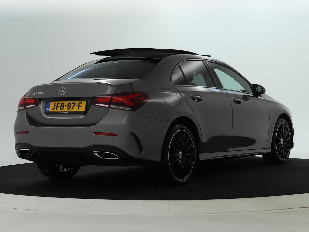 Mercedes-Benz A-KLASSE 250 e Sedan AMG Plug-In Hybride AMG Line | Night Pakket | Panorama Schuif-Kanteldak | 19 Inch AMG Velgen | Sfeerverlichting. Inclusief 24 maanden MB Certified garantie voor Europa.