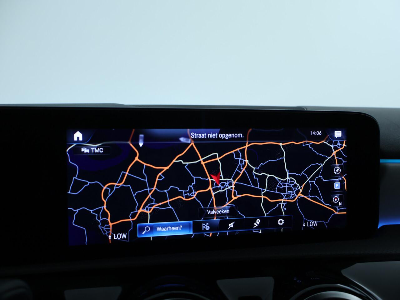 Mercedes-Benz A-KLASSE 180 Business Solution AMG | Panoramadak | Sfeerverlichting | Augmented Reality | Stoelverwarming | Parkeerpakket met Camera | Inclusief 24 maanden Mercedes-Benz Certified garantie voor Europa.