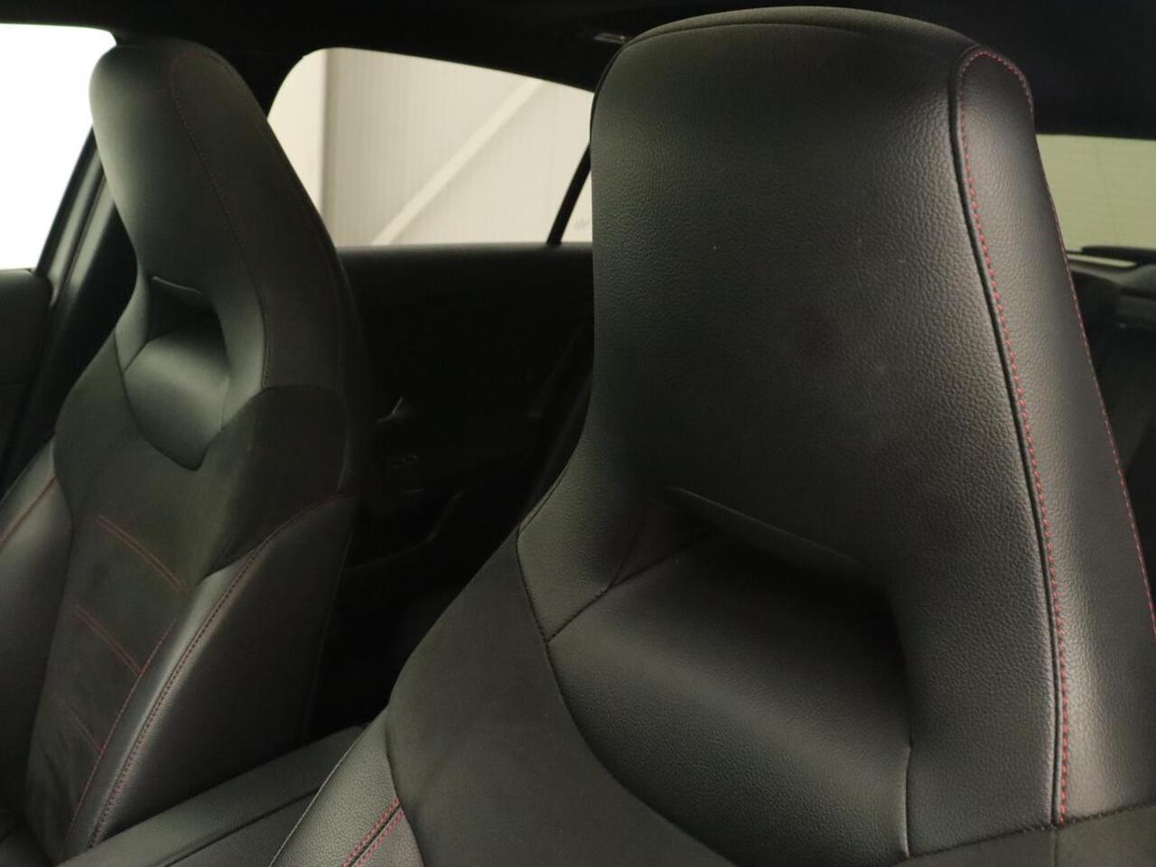 Mercedes-Benz A-KLASSE 180 Business Solution AMG | Panoramadak | Stoelverwarming | Leder/Alcantara | Camera | Navigatie | Widescreen | Designo Mountaingrijs Magno