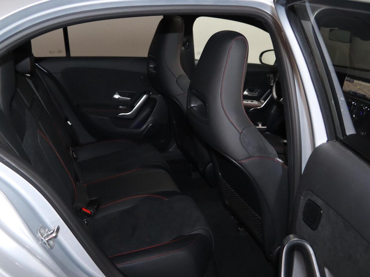 Mercedes-Benz A-KLASSE 180 Business Solution AMG | Panoramaschuifdak | Premium Plus pakket | Stoelverwarming | Achteruitrijcamera | MULTIBEAM LED |