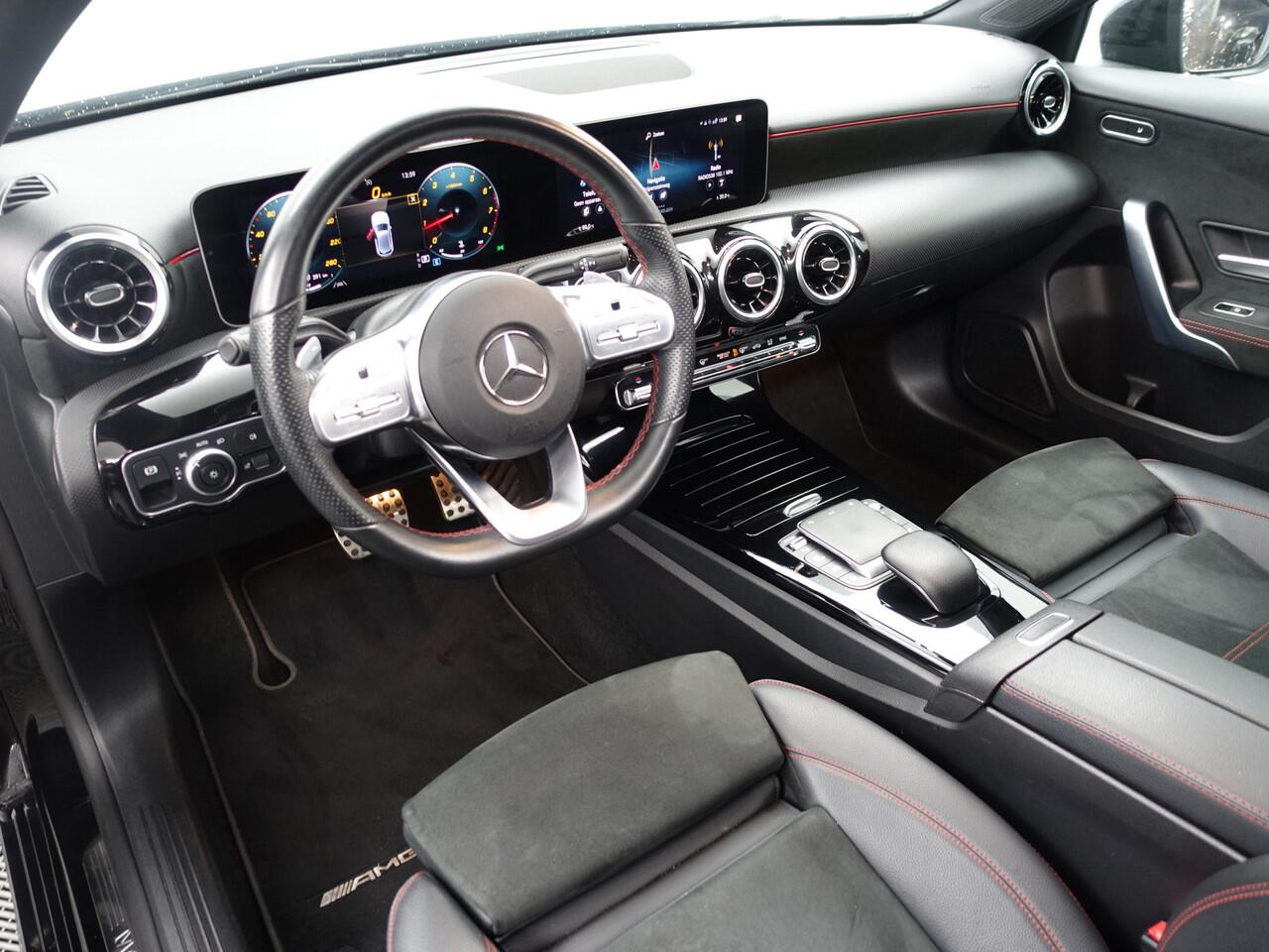 Mercedes-Benz A-KLASSE 180 AMG Night Edition Aut- Panoramadak, Sport Interieur, Xenon Led, Camera, Stoelverwarming