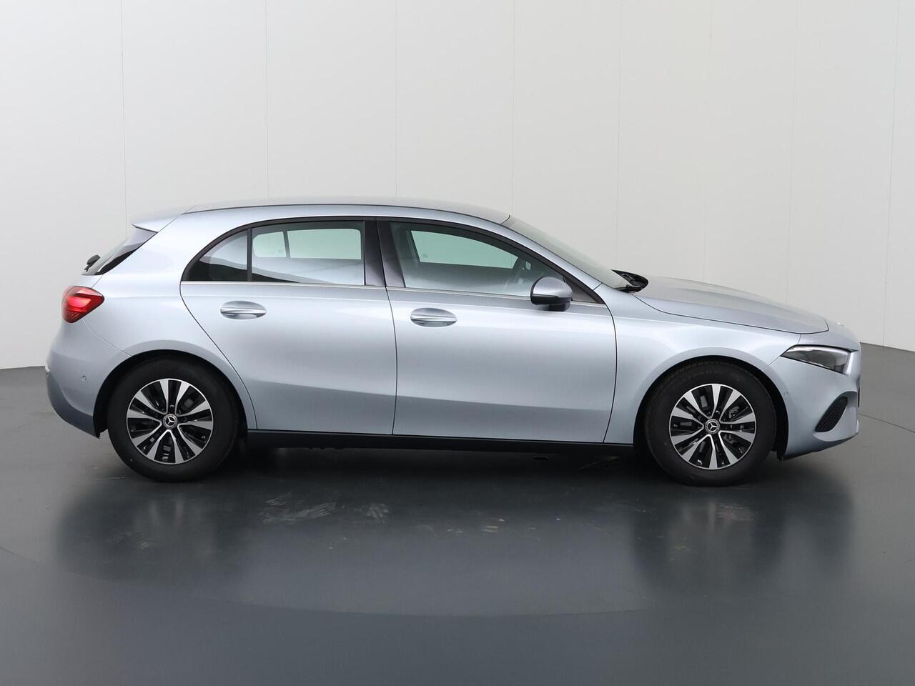 Mercedes-Benz A-KLASSE 180 Star Edition | Thermotronic | Trekhaak | Apple Carplay | Stoelverwarming | Widescreen |