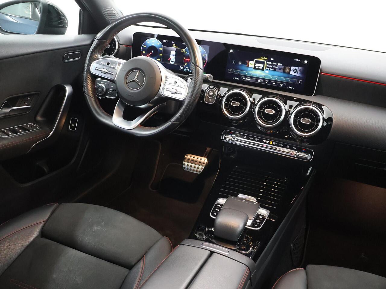 Mercedes-Benz A-KLASSE 180 AMG Night | Panoramadak | Stoelverwarming | Widescreen | Apple Carplay | Augmented Reality