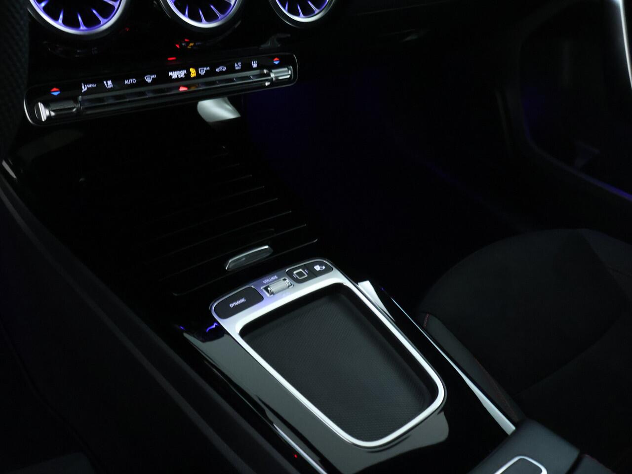 Mercedes-Benz A-KLASSE 250 e Business Solution AMG | Trekhaak | Nightpakket | parkeerpakket met achteruitrijcamera | Verwarmde stoelen vooraan | Antidiefstalpakket URBAN GUARD PLUS | KEYLESS GO-comfortpakket | Extra USB-poorten |