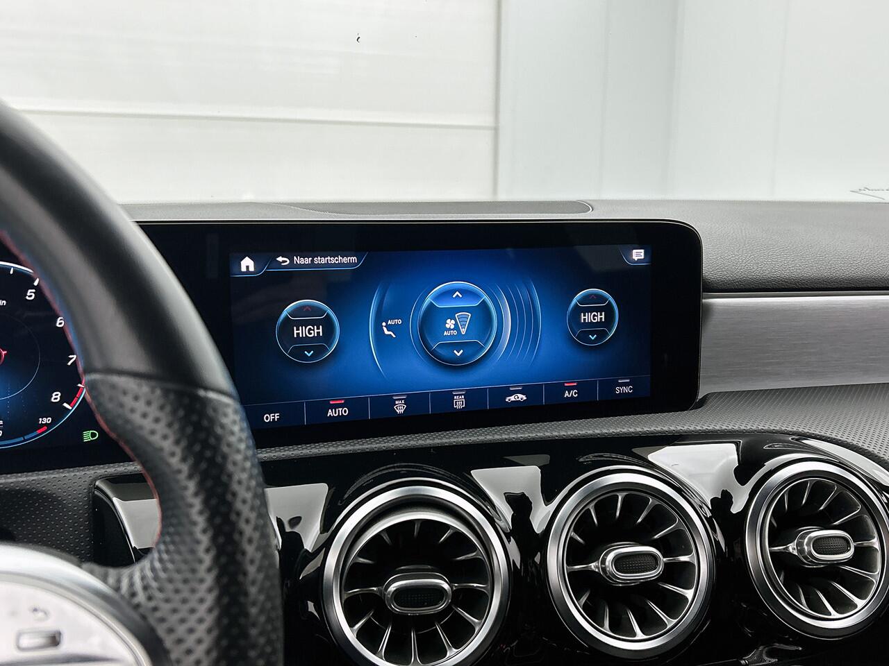 Mercedes-Benz A-KLASSE 160 Business Solution AMG Nightpakket | Trekhaak | Sfeerverlichting | Augmented Reality | Led | Parkeerpakket met Camera | Inclusief 24 maanden Mercedes-Benz Certified garantie voor Europa.