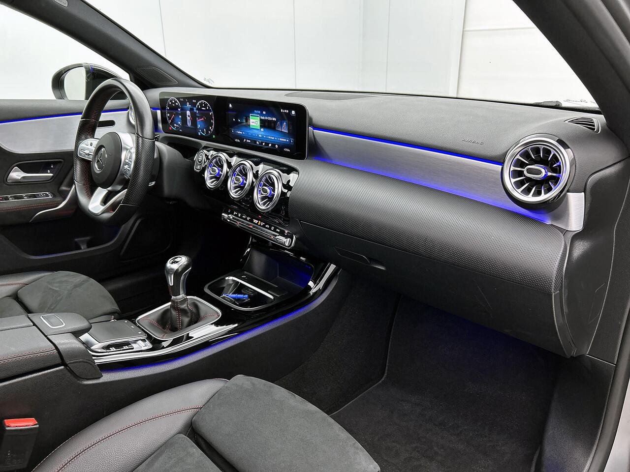 Mercedes-Benz A-KLASSE 160 AMG-line Handgeschakeld | Night Pakket | Panoramaschuifdak | Sfeerverlichting | Stoelverwarming | Parkeer pakket | Inclusief 24 maanden MB Certified garantie voor Europa.