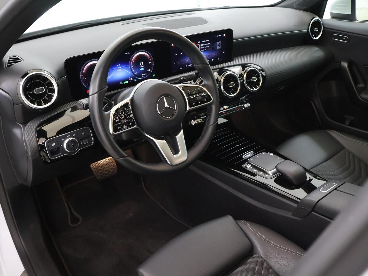 Mercedes-Benz A-KLASSE 250 e Business Line | Panoramadak | Rijassistentiepakket Plus | Stoelverwarming | Widescreen | Achteruitrijcamera |