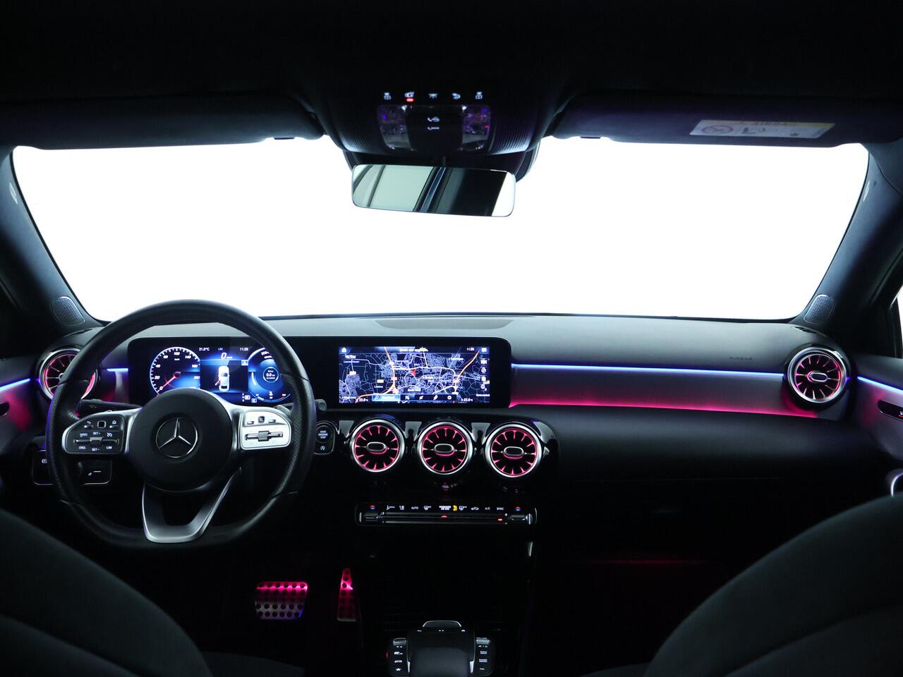 Mercedes-Benz A-KLASSE 180 AMG-line Limousine | Night Pakket | Trekhaak af fabriek | Sfeerverlichting | Parkeer pakket | Spiegel pakket | Inclusief 24 maanden MB Certified garantie voor Europa.