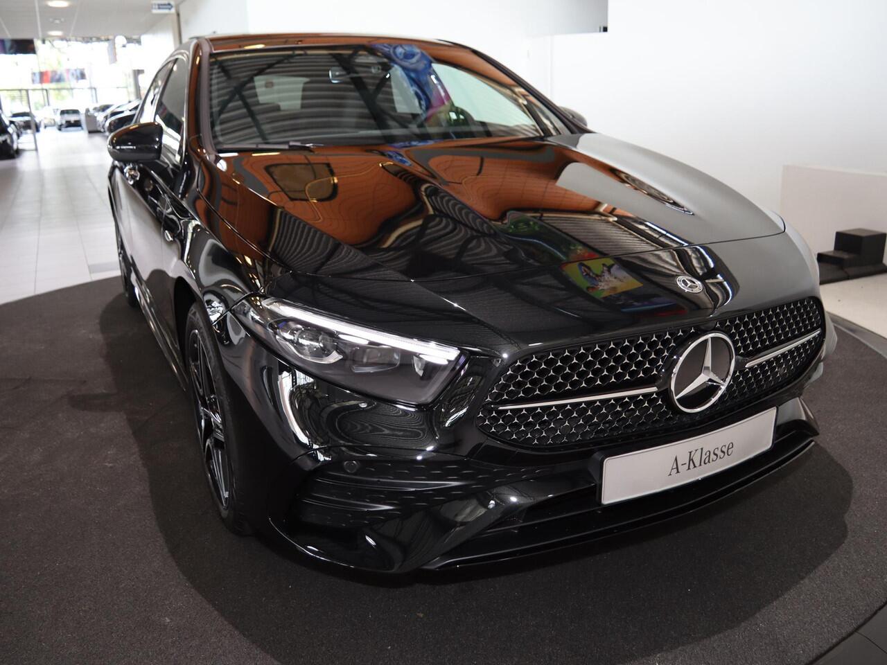Mercedes-Benz A-KLASSE 250e Business Solution AMG | Panoramaschuifdak | Night | Achteruitrijcamera| Stoelverwarming voor | LED koplampen |