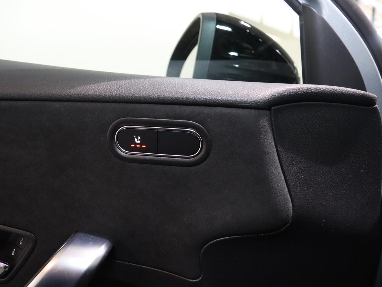 Mercedes-Benz A-KLASSE 250 e Business Solution AMG | Panoramaschuifdak | Stoelverwarming | Achteruitrijcamera | MULTIBEAM LED | Night Pakket |