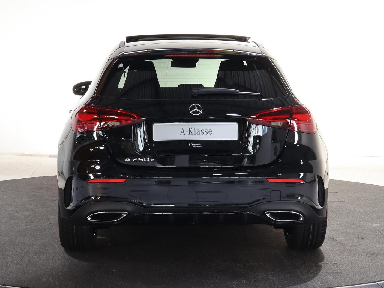 Mercedes-Benz A-KLASSE 250e Business Solution AMG | Panoramaschuifdak | Stoelverwarming | Achteruitrijcamera | MULTIBEAM LED | 19"inch AMG velgen |