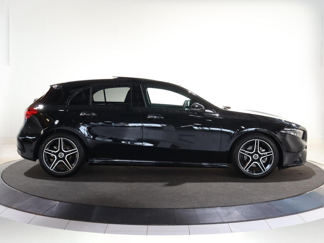 Mercedes-Benz A-KLASSE 180 Business Solution AMG | Panoramaschuifdak | Stoelverwarming | Achteruitrijcamera | MULTIBEAM LED | Night Pakket |