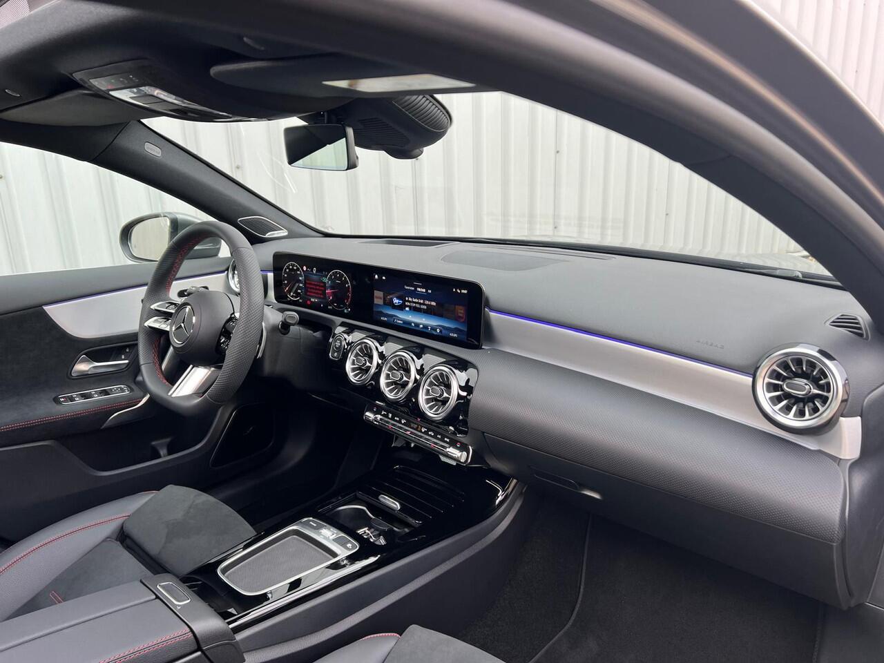 Mercedes-Benz A-KLASSE 200 AMG Line | Panoramadak | Burmester