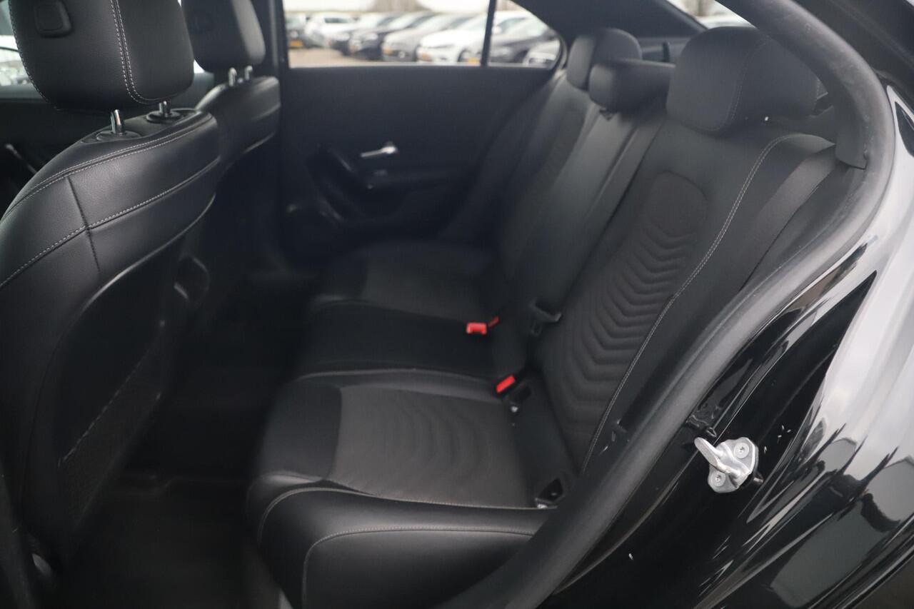 Mercedes-Benz A-KLASSE 180 d Business Solution Automaat Half Leder Sportstoelen Widescreen Navigatie Carplay Android Clima Cruise Achteruitrijcamera Getint Glas