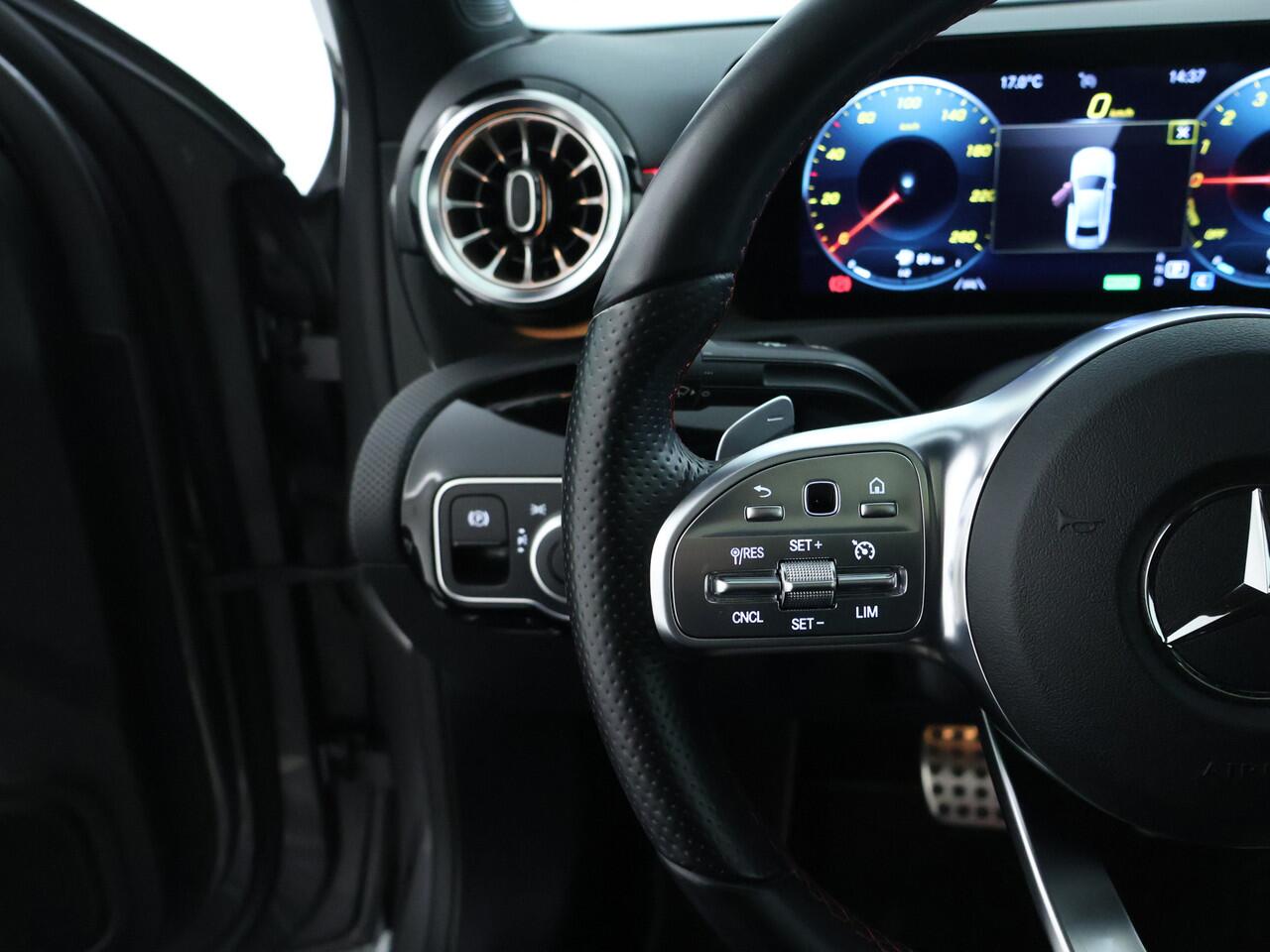 Mercedes-Benz A-KLASSE 250 e Sedan AMG Plug-In Hybride AMG Line | Night Pakket | Panorama Schuif-Kanteldak | 19 Inch AMG Velgen | Sfeerverlichting. Inclusief 24 maanden MB Certified garantie voor Europa.