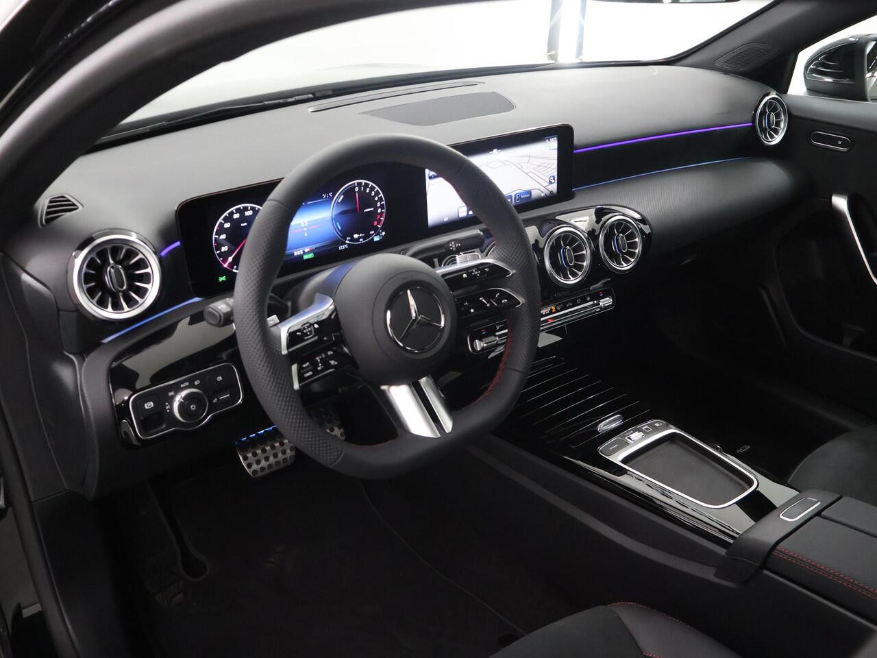 Mercedes-Benz A-KLASSE 250e Business Solution AMG | Panoramadak | Sfeerverlichting | Achteruitrijcamera |