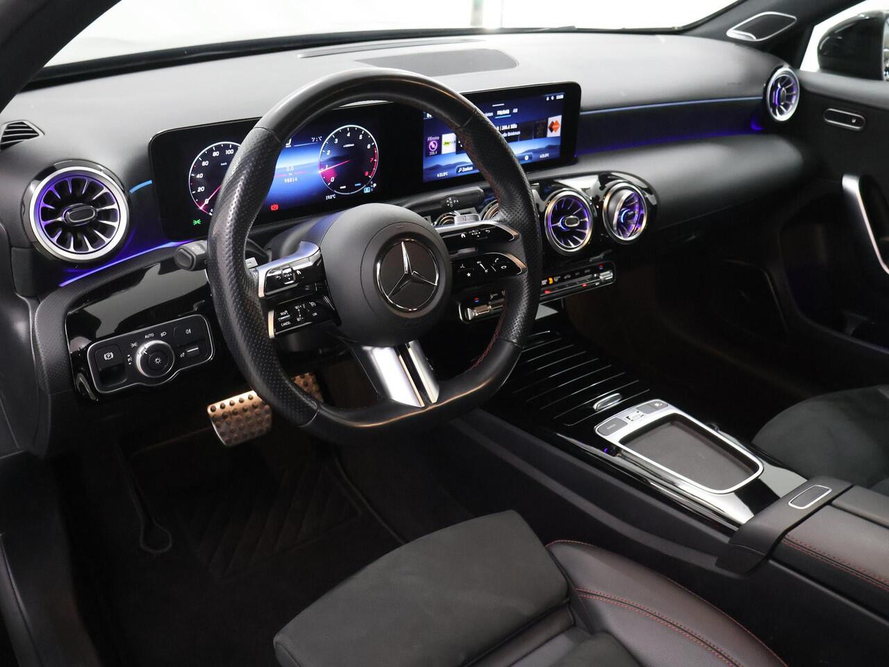 Mercedes-Benz A-KLASSE 180 AMG Line | Premium | Night pakket | Keyless go | Draadloos telefoon laden |