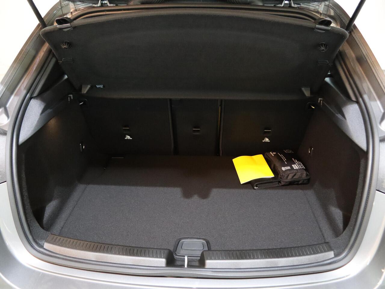 Mercedes-Benz A-KLASSE 180 Luxury Line | Achteruitrijcamera | LED-koplampen | Dodehoekassistent