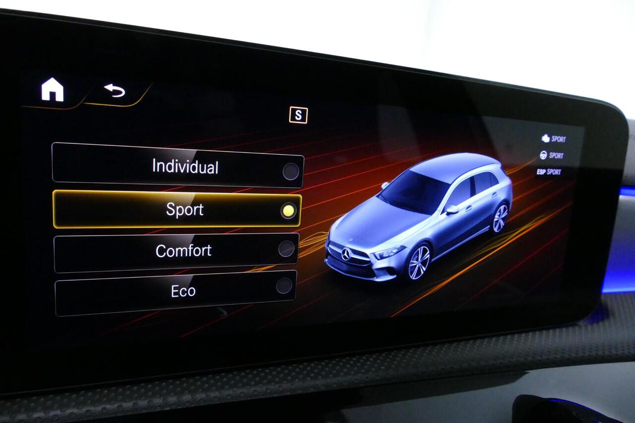 Mercedes-Benz A-KLASSE 200 AMG Line / A45 AMG Diffuser / Panamericana Grille / Panoramadak / A45 Dakspoiler / Elektr. verstelbare voorstoelen + memory / Multibeam LED Koplampen / Apple Carplay - Android Auto / Stoelverwarming / Ambienteverlichting / 19'' LMV / Night pakket / Do