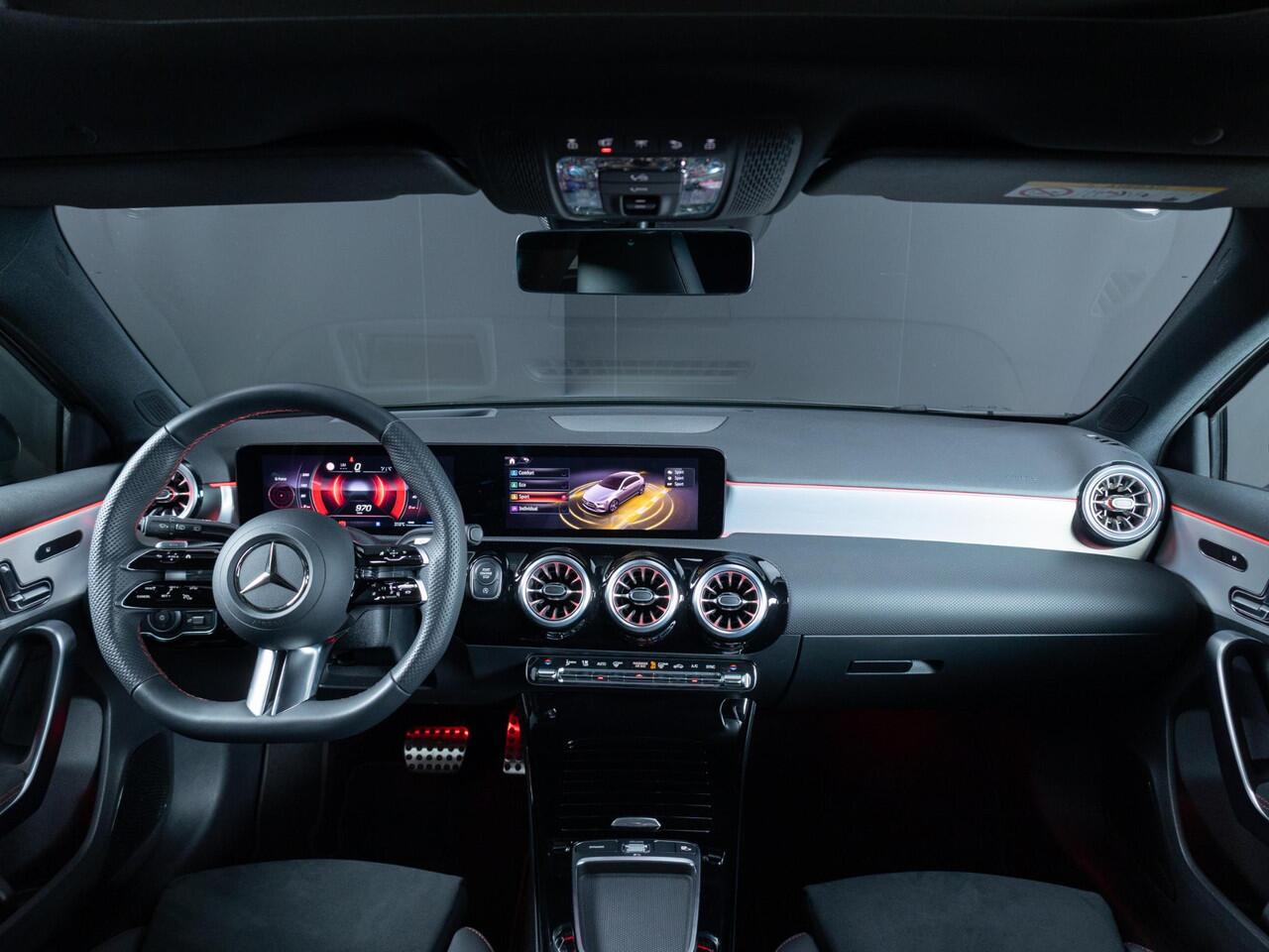 Mercedes-Benz A-KLASSE Hatchback 180 Star Edition AMG Limited Premium PLUS | Panorama dak