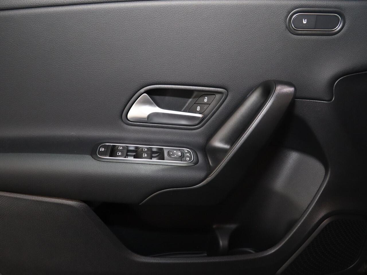 Mercedes-Benz A-KLASSE 180 Star Edition | Voorstoelen verwarmd | Achteruitrijcamera | LED-koplampen