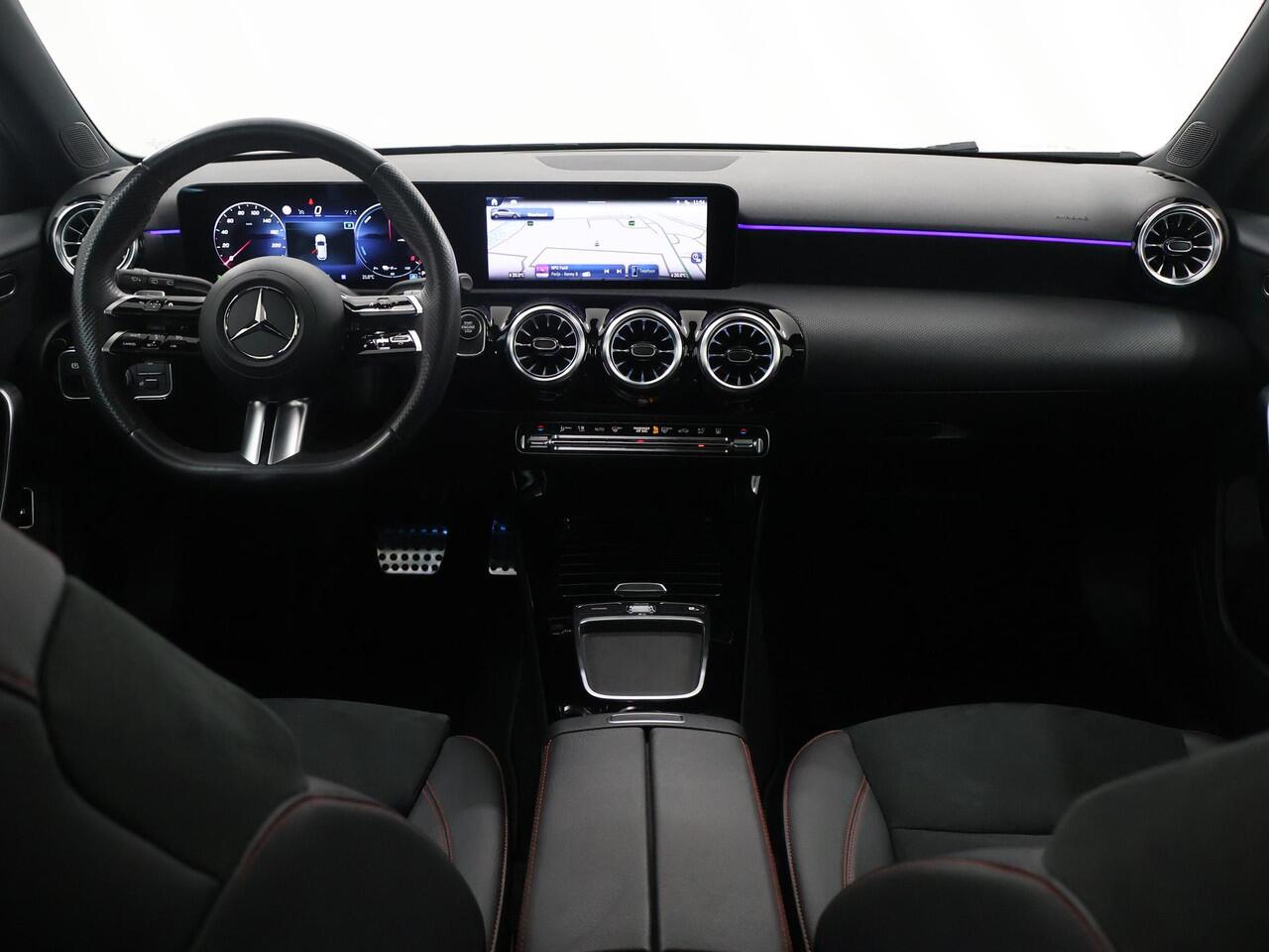 Mercedes-Benz A-KLASSE 250 e AMG Line | Achteruitrijcamera | Panoramadak | Sfeerverlichting | Stoelverwarming |