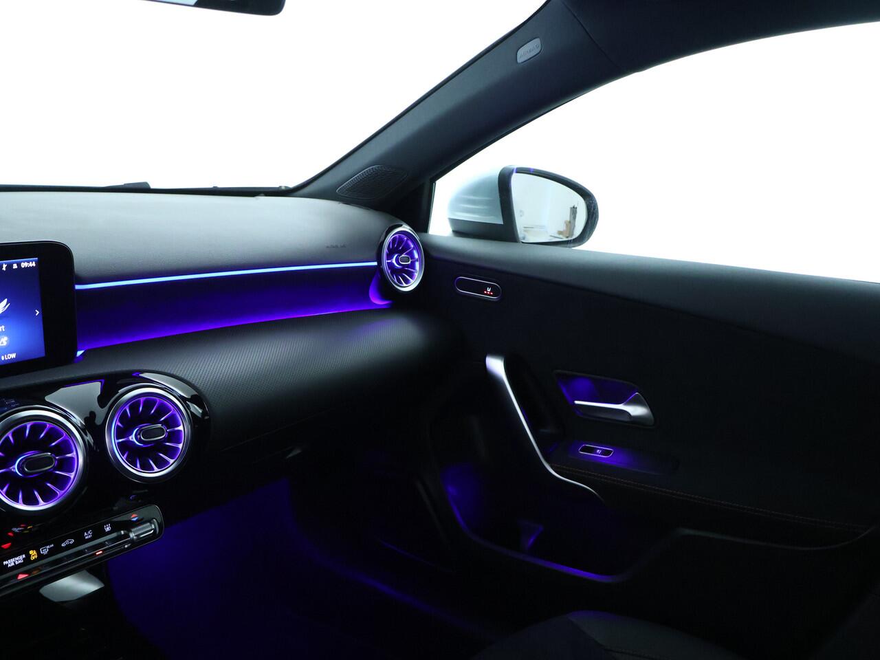 Mercedes-Benz A-KLASSE 250 e Plug-In Hybride AMG Sportpakket | Sfeerverlichting | Keyless Go | Parkeerpakket met Camera | CarPlay | Inclusief 24 maanden Mercedes-Benz Certified garantie voor Europa.