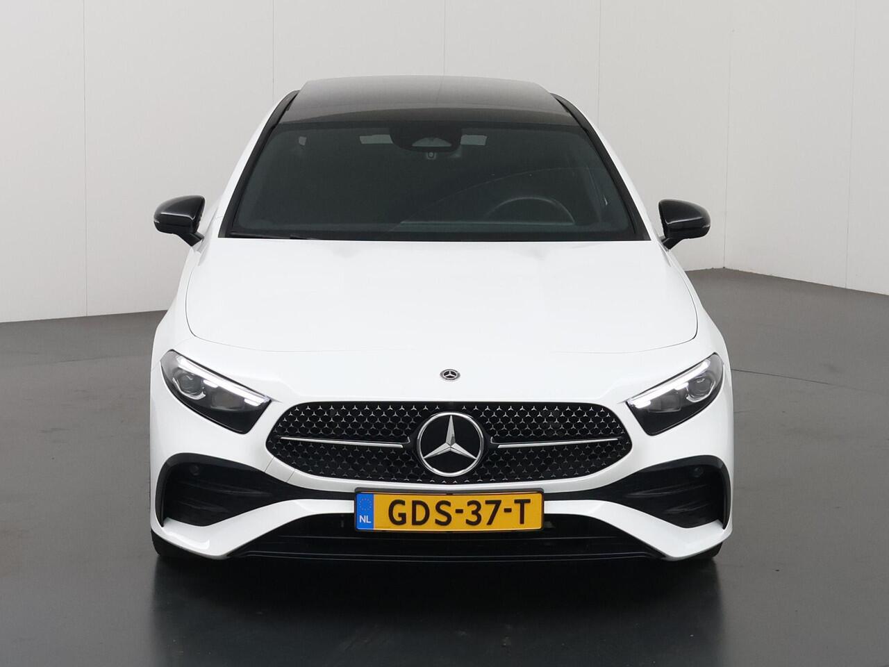 Mercedes-Benz A-KLASSE Limousine 180 Star Edition AMG Panoramadak | Night-pakket | 19" AMG velgen | Sfeerverlichting | Stoelverwarming | Multibeam led koplampen