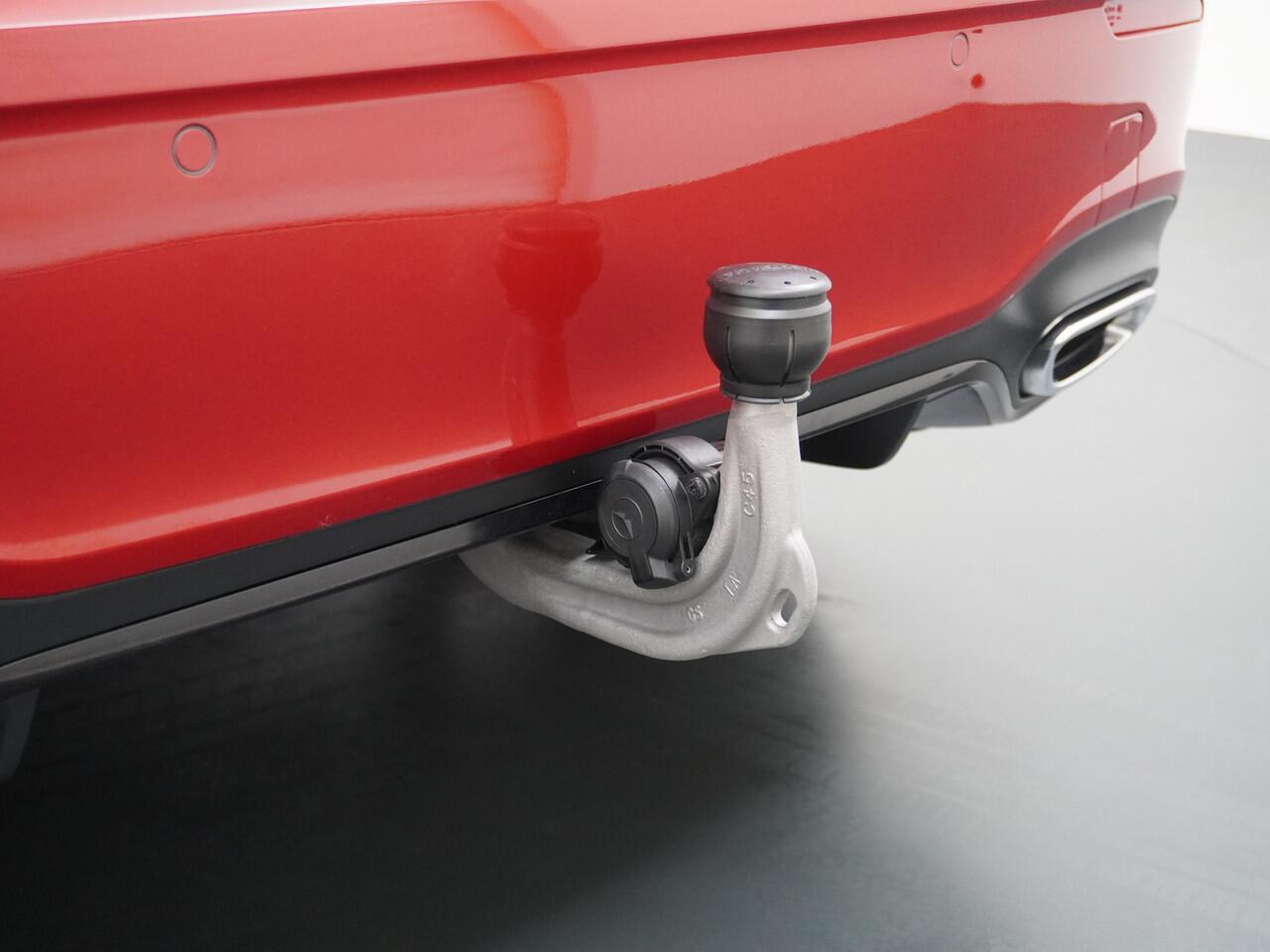 Mercedes-Benz A-KLASSE 250e AMG // Trekhaak // Panoramadak // Sfeerverlichting // Night Pakket // Camera // Designo kleur