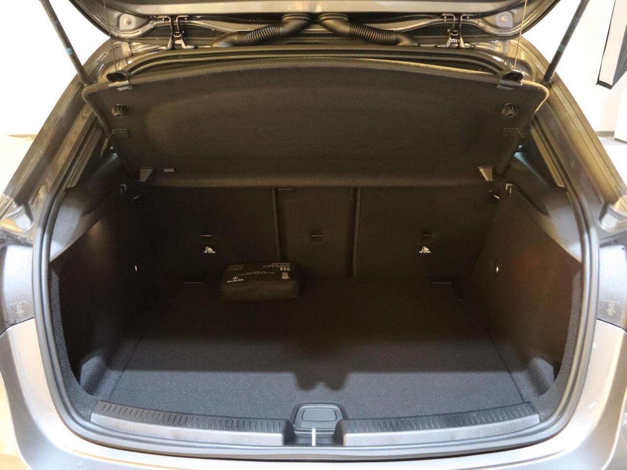 Mercedes-Benz A-KLASSE 180 Business Solution AMG | Panoramaschuifdak | Stoelverwarming | Achteruitrijcamera | MULTIBEAM LED |