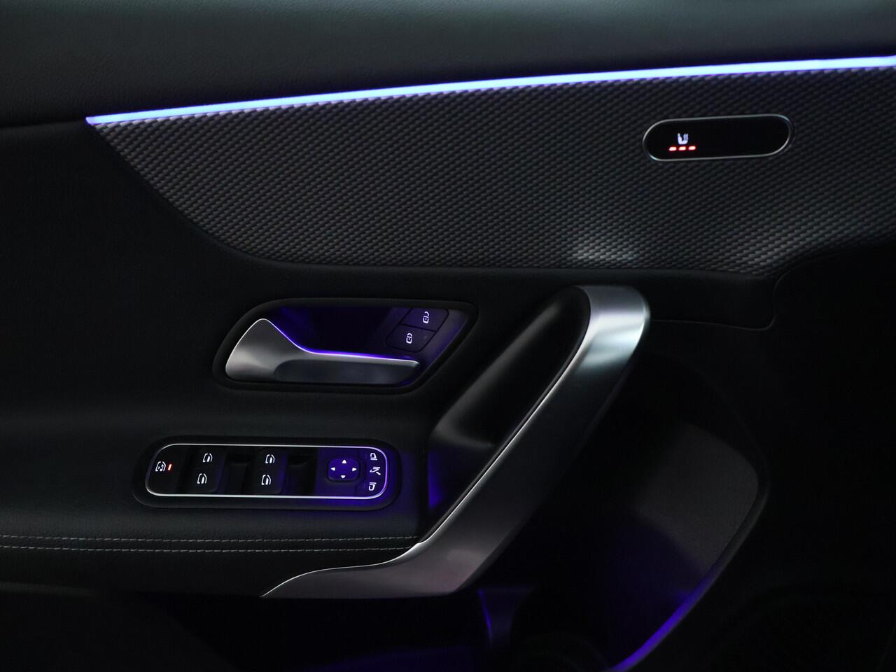 Mercedes-Benz A-KLASSE 160 Business Solution Luxury | Achteruitrijcamera | Sfeerverlichting | Stoelverwarming | Leder | Apple Carplay | Inclusief 24 maanden MB Certified garantie voor Europa.