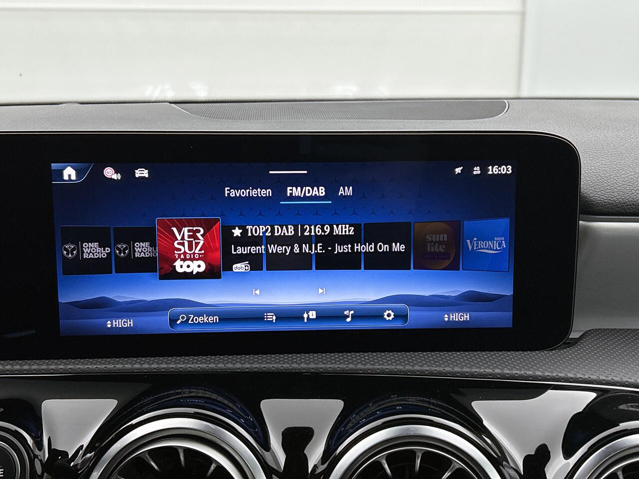 Mercedes-Benz A-KLASSE 250 e Business Solution AMG AMG Line | NIght Pakket | Panorama Schuif-Kanteldak | Sfeerverlichting | Head-up display | Apple CarPlay | Keyless-Go | Dodehoekassistent. Inclusief 24 maanden Mercedes-Benz Certified garantie voor Europa.