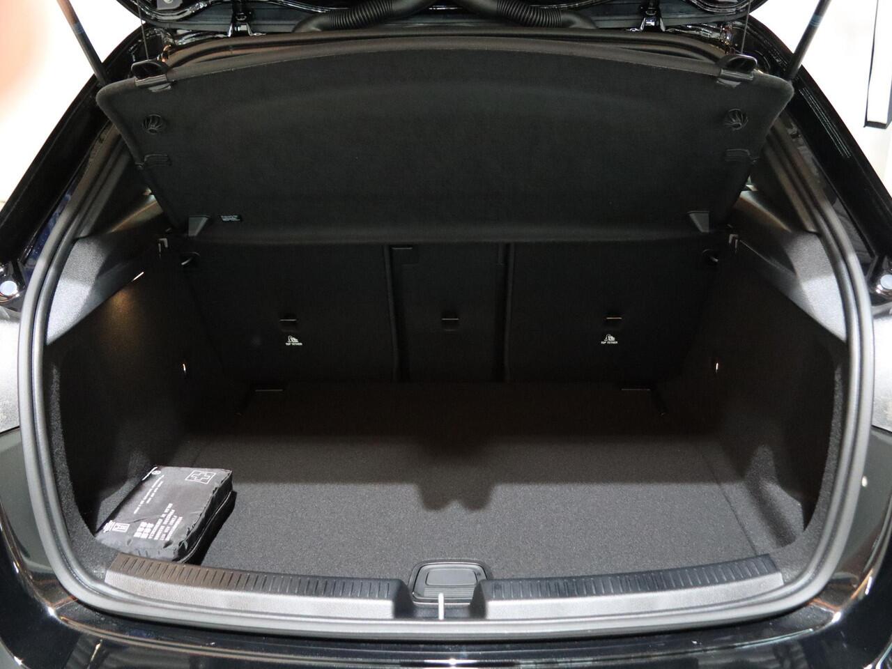 Mercedes-Benz A-KLASSE 180 Business Solution AMG | AMG Line Plus | Nightpakket | Panoramaschuifdak | Head-up display | Stoelverwarming voor| 360° camera | Dodehoekassistent |