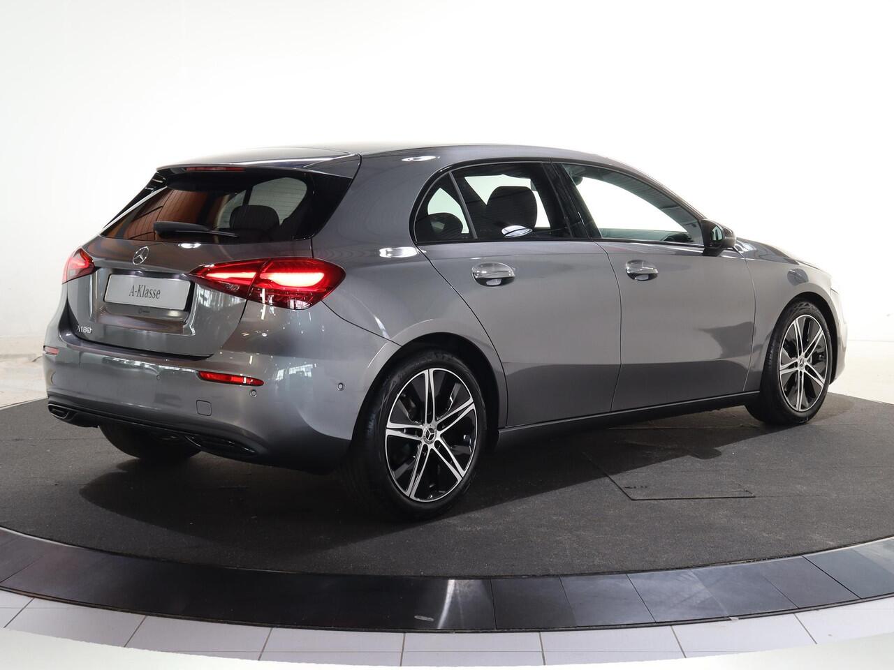 Mercedes-Benz A-KLASSE 180 Star Edition Luxury Line | Night | Achteruitrijcamera | LED-koplampen | Dodehoekassistent