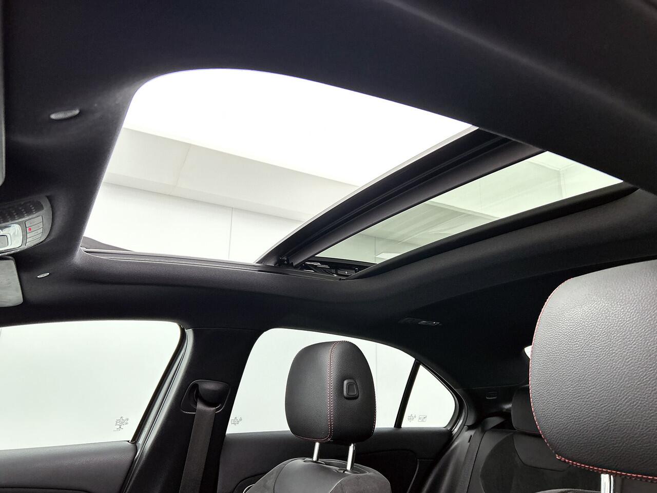 Mercedes-Benz A-KLASSE 250 e AMG Plug-In Hybride | Panoramadak | Achteruitrijcamera | Nightpakket | Sfeerverlichting | Burmester | Inclusief 24 maanden MB Certified garantie voor Europa.