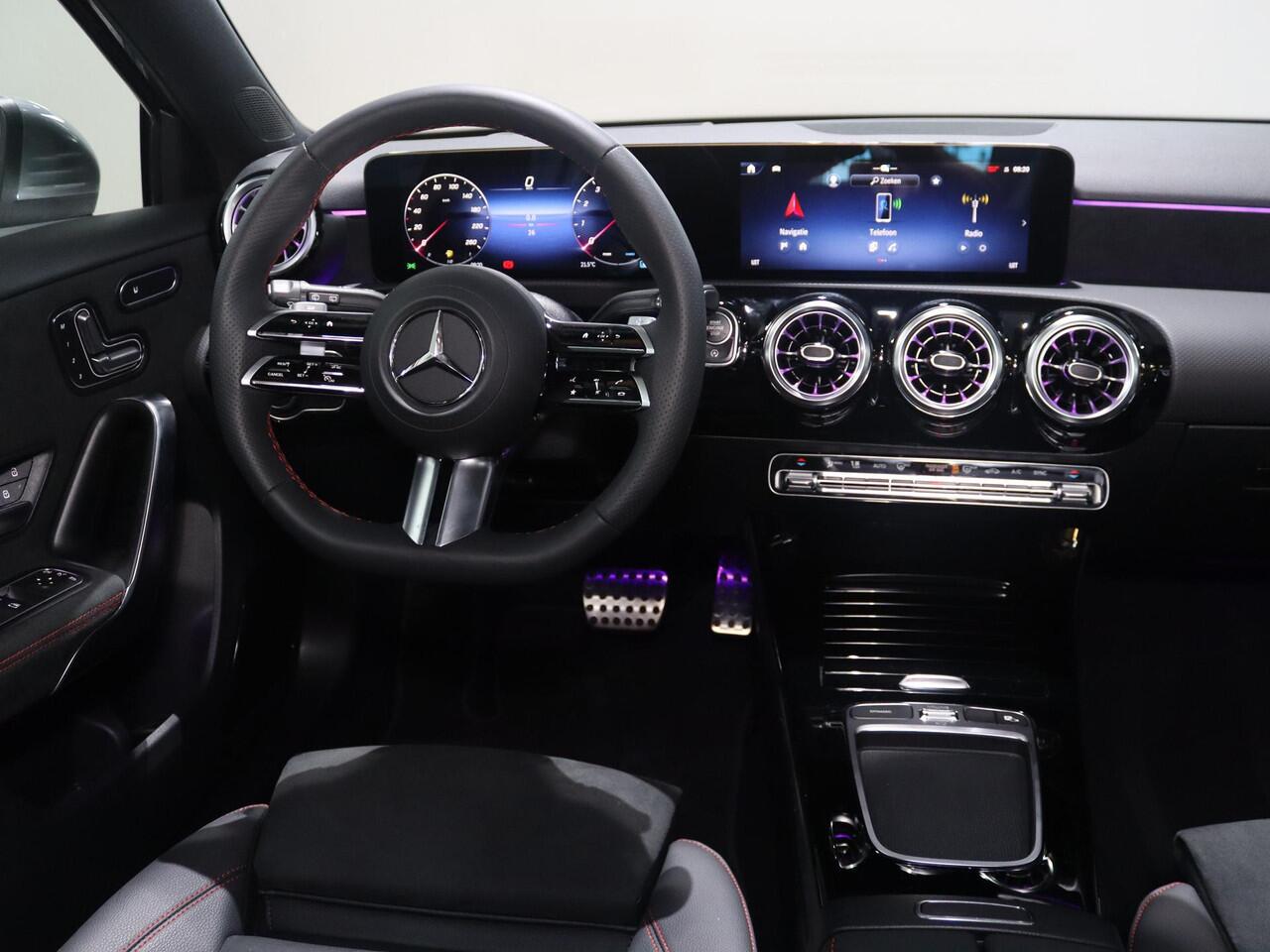 Mercedes-Benz A-KLASSE 180 Star Edition AMG Line LIMITED | Panoramaschuifdak | Head-up display | Multibeam LED | Elektrisch voorstoelen met geheugen