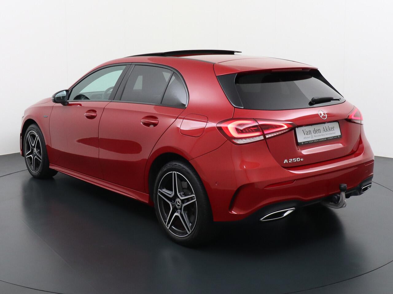 Mercedes-Benz A-KLASSE 250e AMG // Trekhaak // Panoramadak // Sfeerverlichting // Night Pakket // Camera // Designo kleur