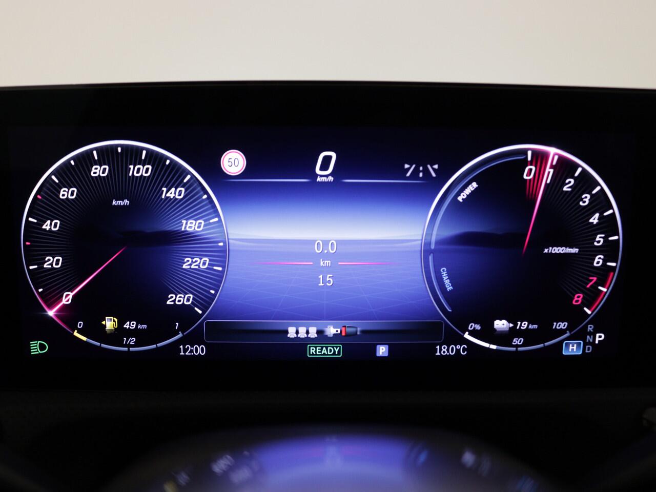 Mercedes-Benz A-KLASSE 250 e Plug-In Hybride | Trekhaak | Draadloos oplaadsysteem voor mobiele eindapparaten | Dodehoekassistent | Donkergetint glas achter | Parkeerpakket met achteruitrijcamera | Sfeerverlichting |