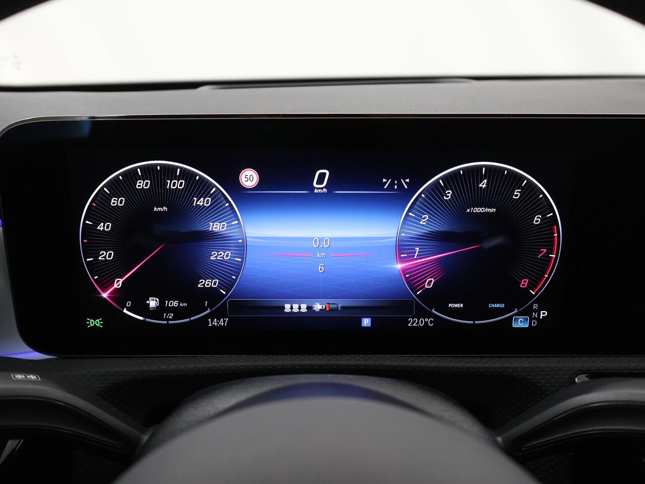 Mercedes-Benz A-KLASSE 180 Business Solution AMG | Night | Panoramaschuifdak | Head-Up | MULTIBEAM LED | Dodehoekassistent | 19 inch AMG-velgen |