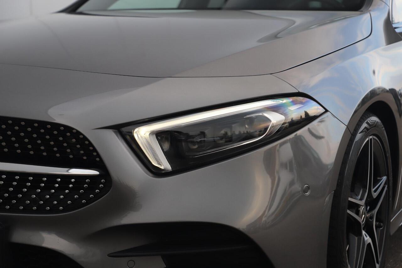 Mercedes-Benz A-KLASSE 180 AMG Night Pakket Automaat Panoramadak Sfeerverlichting Keyless Half Leder Full LED 18 inch Widescreen Navigatie Camera Stoelverwarming