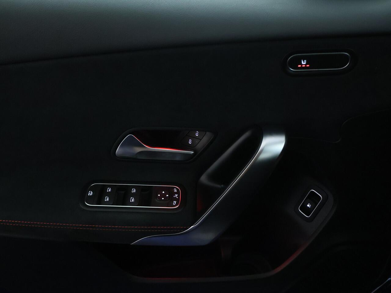 Mercedes-Benz A-KLASSE 250 e AMG NIghtpakket | Distronic | Keyless Go | Dode Hoek Ass | Sfeerverlichting | Alarm | Parkeerpakket met Camera | Inclusief 24 maanden Mercedes-Benz Certified garantie voor Europa.