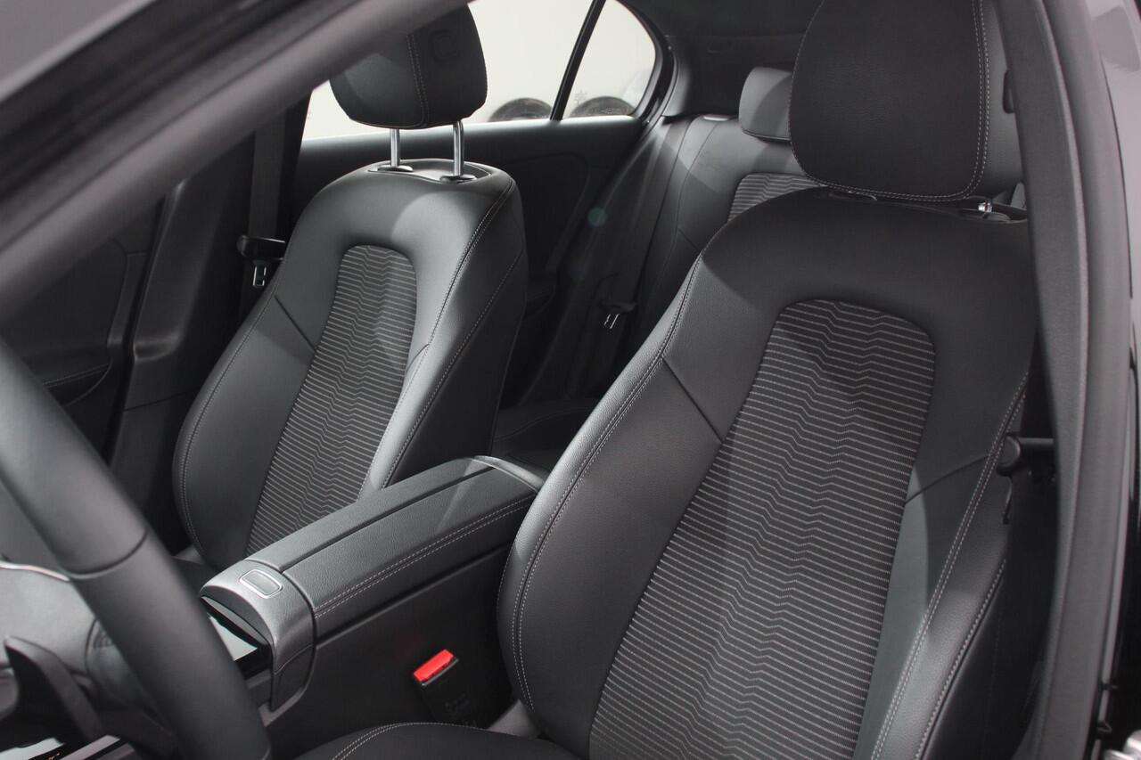 Mercedes-Benz A-KLASSE 180 136pk DCT Progressive Navigatie Parkeersensoren Camera Cruise Control Stoelverwarming Ledverlichting Climate Control