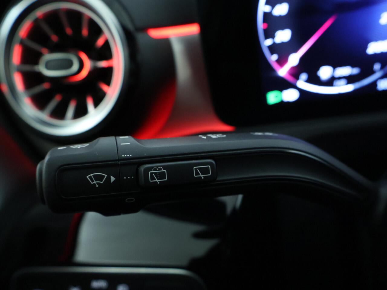 Mercedes-Benz A-KLASSE 250 e Luxury Nightpakket | Panoramaschuifdak | Burmester® Sound | 360 Gr Camera | Dode Hoek Ass | Car Play | Inclusief 24 maanden Mercedes-Benz Certified garantie voor Europa.