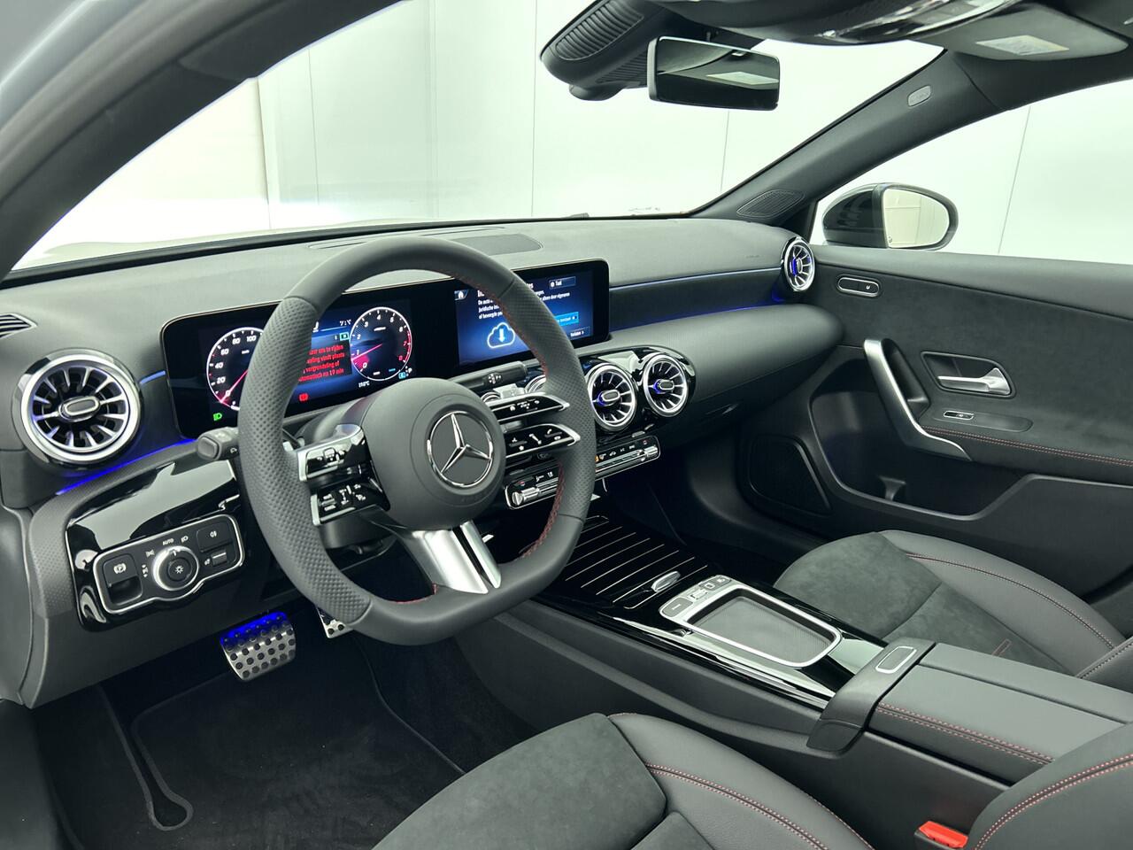 Mercedes-Benz A-KLASSE 180 Business Solution AMG | Nightpakket | Antidiefstalpakket URBAN GUARD PLUS | Smartphone Integratie | Panoramaschuifdak | MULTIBEAM LED | Stoelverwarming voor |